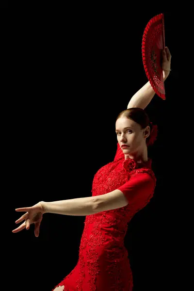 Flamenco Danser Elegante Rode Jurk Fan Stakingen Boeiende Pose Benadrukken — Stockfoto