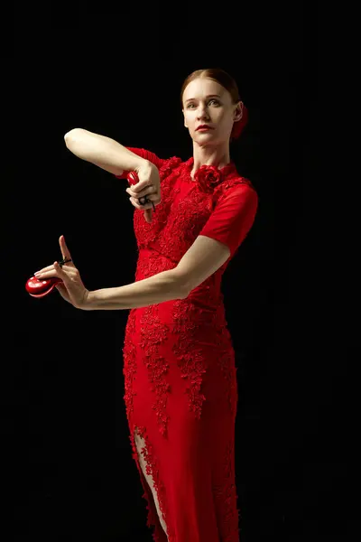 Beautiful Woman Flamenco Dancer Elegant Red Dress Strikes Captivating Pose — Stock Photo, Image