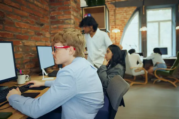 Kantor Modern Dengan Gaya Loteng Anak Muda Bekerja Dengan Komputer — Stok Foto