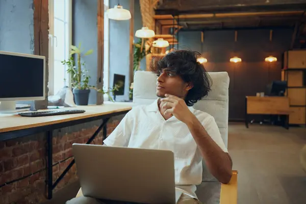 Fiatalember Együttműködő Térben Elgondolkodva Néz Laptopjától Innovatív Ötleteket Tükrözve Vállalkozás — Stock Fotó