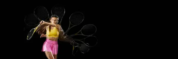Koncentrált Fiatal Mozgásban Lévő Teniszező Stroboszkóp Effektussal Gyakorol Fekete Háttér — Stock Fotó