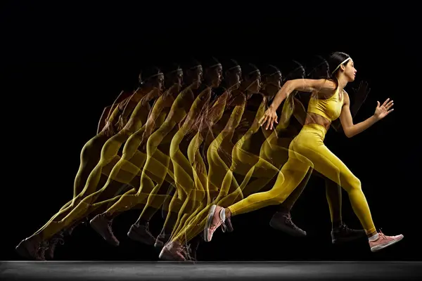 Citra Dinamis Wanita Muda Dalam Pakaian Olahraga Kuning Dalam Gerak — Stok Foto