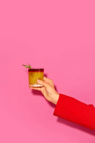 Kvindelig Hånd Holder Cocktail Med Appelsinjuice Lyserød Baggrund New York - Stock-foto # 