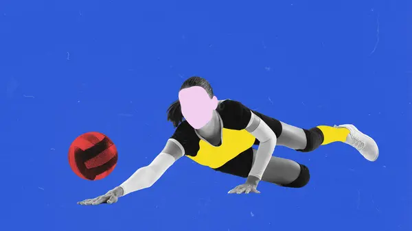 Молодая Женщина Играет Пляжный Волейбол Тренируется Бьет Мяч Падает Активное — стоковое фото