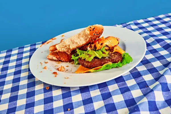 Félig Megevett Sajtburger Salátával Hússal Zsemlével Paradicsommal Tálcán Fekve Kockás — Stock Fotó