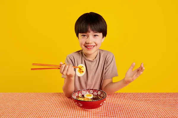 Anak Yang Gembira Menikmati Masakan Jepang Duduk Meja Dengan Sepiring — Stok Foto