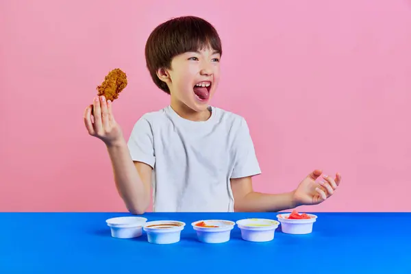 Petit Garçon Coréen Émotionnel Shirt Blanc Mangeant Poulet Épicé Des — Photo