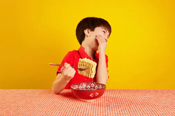 Niño Alegre Polo Rojo Sentado Mesa Riendo Comiendo Fideos Instantáneos — Foto de Stock