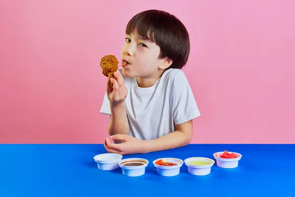 Niño Coreano Niño Camiseta Blanca Disfrutando Comida Comiendo Pollo Picante — Foto de Stock