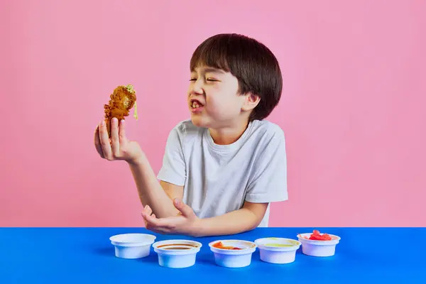 Kisfiú Koreai Gyerek Asztalnál Érzelmileg Sült Csirkét Eszik Különböző Szószokkal — Stock Fotó