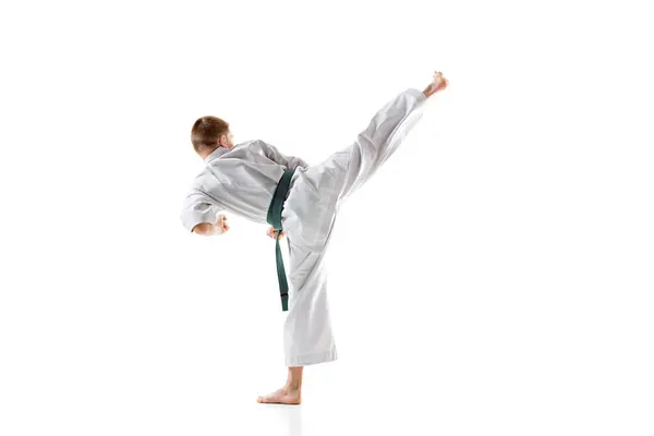 Adolescent Atletic Care Prezintă Lovitură Precisă Taekwondo Uniforma Artelor Marțiale — Fotografie, imagine de stoc