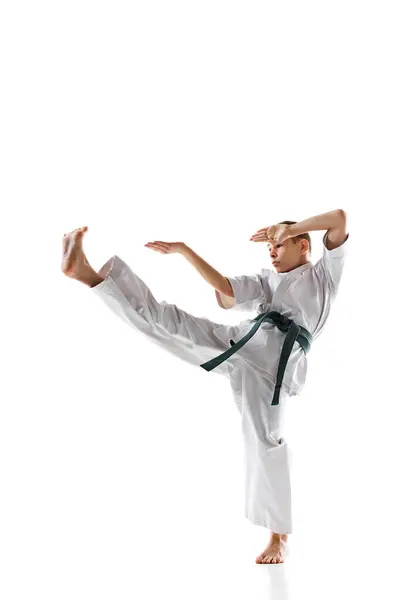 Karate Student Traditional White Uniform Assumes Fighting Pose Emphasizing Strength — Stock Photo, Image