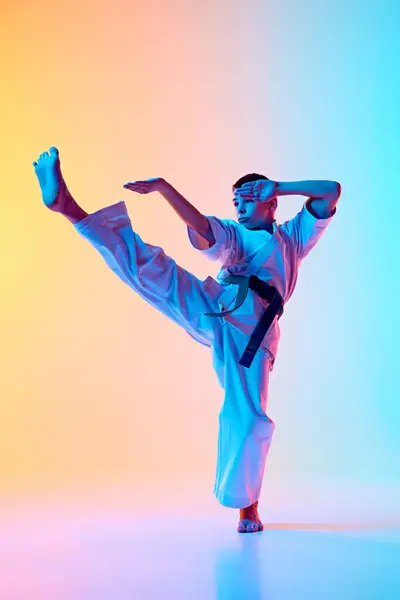 Full Length Beeld Van Tiener Jongen Karateka Oefenen Hoge Kick — Stockfoto