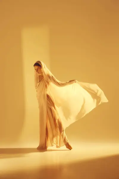 Harmonia Ouro Mulher Bonita Elegante Jovem Bailarina Véu Dourado Realizando — Fotografia de Stock