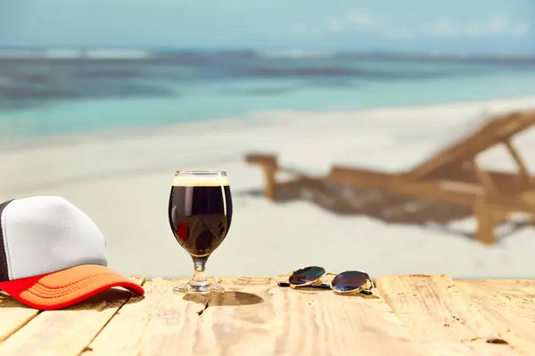 Dunkles Bier Steht Auf Einem Holztisch Strand Mit Meerblick Sommerurlaub — Stockfoto