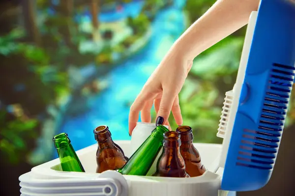 Female Hand Grabs Beer Cooler Perfect Hot Summer Day Picnic — Stockfoto