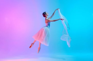 Genç balerinin dinamik portresi parlak arka planda neon ışıkta dans ediyor. Zarafet. Sanat, hareket, klasik ve modern birleşme, güzellik ve moda kavramı. Ad
