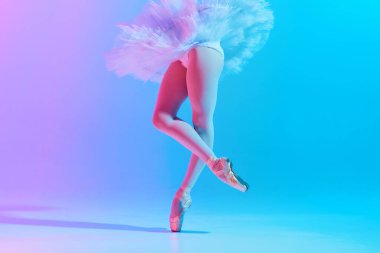 Beyaz etekli genç, ince bale dansçısının kesilmiş fotoğrafı ve parlak gradyan arkaplana karşı neon ışıkta dans figürleri sergilemesi. Sanat kavramı, hareket, klasik, modern füzyon, güzellik.