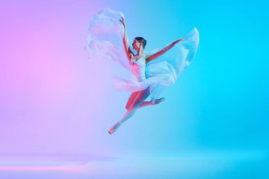 Parlak bir sıçrama. Beyaz etekli balerin parlak arka planda neon ışıkta dans ederken atlıyor. Sanat, hareket, klasik ve modern birleşme, güzellik, moda kavramı. Ad