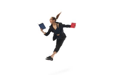 Duygusal kadının dinamik görüntüsü, beyaz arka planda izole edilmiş duygusal yüzlü belgelere bakan çalışan bir çalışan. Profesyonel zorluklar. İş anlayışı, ofis yaşam tarzı