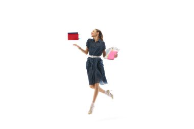 Tatilden önceki son iş günü. Mutlu bir kadın, gülümseyen bir çalışan, beyaz arka planda izole edilmiş bir şekilde dinlenmekten mutlu. İş anlayışı, ofis yaşam tarzı, girişimcilik