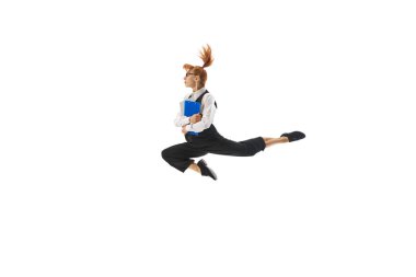 Konsantre bir kadın, resmi kıyafet giymiş bir ofis çalışanı, beyaz arka planda izole edilmiş belgelerle atlıyor. Son teslim tarihleri, projeler üzerinde çalışmak. İş anlayışı, ofis yaşam tarzı, girişimcilik