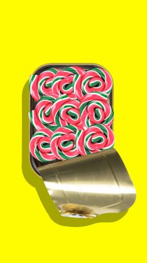 Parlak sarı arka planda şeker kamışlarıyla dolu bir kutu. Çağdaş sanat kolajı. Yaz atmosferi kavramı, sürrealizm, soyut yaratıcı tasarım, pop sanatı