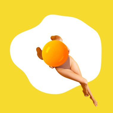 Sıska bir kadının güneş banyosu yaptığı, sarı arka planda yumurta şekli oluşturduğu gerçek üstü bir görüntü. Çağdaş sanat kolajı. Yaz mevsimi kavramı, sürrealizm, soyut yaratıcı tasarım, pop sanatı