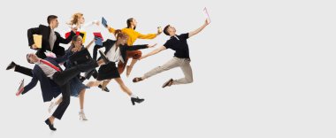 Motive olmuş ve hırslı insanlar, başarıya giden yolda çalışan çalışanlar beyaz arka planda izole edilmiş. Son teslim tarihleri. İş kavramı, ofis hayatı, hırslar, kariyer, başarı.