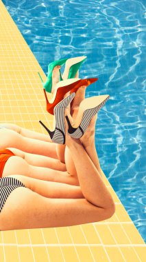 Renkli topuklu kadın bacakları yüzme havuzunun yanında uzanıyor ve güneşleniyor. Deniz tatil köyü. Çağdaş sanat kolajı. Yaz kavramı, tatil, rahatlama, moda. Retro tarzı. Yaratıcı tasarım.