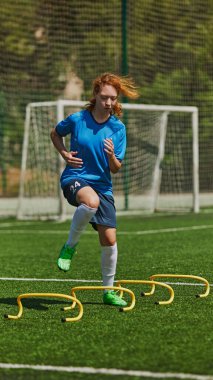 Gençlik Futbol Yeteneği Geliştirme. Spor kıyafetli kız çeviklik merdiveni kullanarak hız ve çeviklik pratiği yapıyor. Açık hava futbol antrenmanı. Spor, okul, çocukluk, hobi, aktif yaşam tarzı kavramı