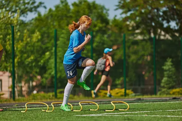 Yoğun Spor Uygulaması. Adanmış genç bayan sporcu mavi üniformalı çeviklik merdiveni eğitimi alıyor, ayak hareketleri ve hızlı tepkiler üzerinde çalışıyor. Spor, okul, çocukluk, hobi, aktif yaşam tarzı konsepti