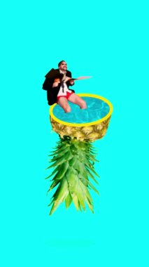 Takım elbiseli tuhaf iş adamı ve boksörler canlı turkuaz arka planda yüzen ananas havuzunda rahatlar. Hareket etmeyi, animasyonu durdurun. Yaz atmosferi, sürrealizm, soyut yaratıcı tasarım, pop sanat