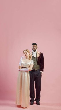 Viktorya dönemi özgüveni. Zarif genç bir kadının portresi, prenses ayakta duran yakışıklı bir adam, pembe stüdyo geçmişine karşı kraliyet mensubu. Tarih kavramı, retro ve vintage, çağların karşılaştırması