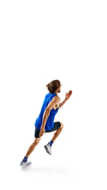Sporun ruhunu yakalıyor. Rekabetçi ve odaklanmış bir adam, hareket halinde koşan bir atlet, beyaz stüdyo arka planında izole edilmiş. Spor anlayışı, maraton, rekabet, sağlıklı ve aktif yaşam tarzı. Poster