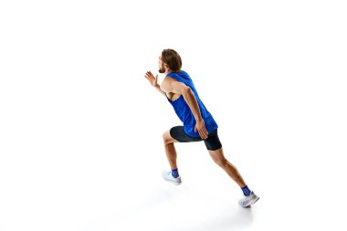 Genç rekabetçi bir adam, koşan bir atlet, koşuyor, beyaz stüdyo arka planında izole edilmiş bir eğitim. Spor, maraton, rekabet, sağlıklı ve aktif yaşam tarzı kavramı
