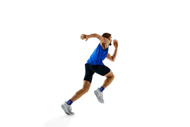 Koşan adamın dinamik görüntüsü, hareket halindeki koşucu, beyaz stüdyo arka planında izole edilmiş eğitim. Hız ve dayanıklılık. Spor, maraton, rekabet, sağlıklı ve aktif yaşam tarzı kavramı