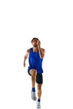 Rekabetçi ve zoraki adamın dinamik görüntüsü, hareket halindeki kaslı koşucu, beyaz stüdyo arka planında izole edilmiş eğitim. Spor, maraton, rekabet, sağlıklı ve aktif yaşam tarzı kavramı