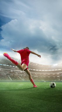 Kadının dikey görüntüsü, kırmızı üniformalı futbolcu maç sırasında topa vuruyor, gol. Taraftar tribünüyle stadyumun 3D görüntüsü. Spor, turnuva, rekabet, oyun ve hırs kavramı