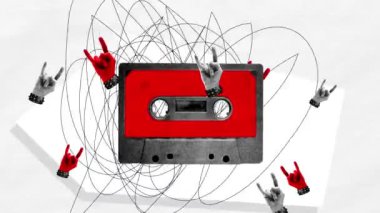 Rock 'n Roll müziği. Hareket etmeyi, animasyonu durdurun. İnsan elleri klasik rock 'n roll sembolünü retro kasetin üzerinde gösteriyor. Yaratıcı asgari tasarım. Müzik anlayışı, klasik, sanat tarihi