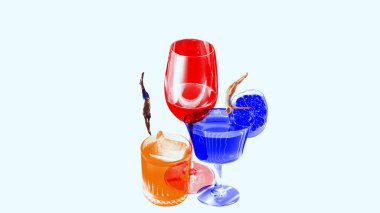 Kadın ve erkek mayo giymiş beyaz arka planda kokteyllerle bardaklara dalıyorlar. Hafta sonları ve boş zamanların başlangıcı. Çağdaş sanat kolajı. Yaz kavramı, tatil, tatil, parti