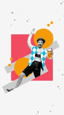 Selamlar. Bavyera giysileri içinde mutlu, gülümseyen bir adam. Elinde birayla soyut bir arka planda duruyor. Hareket etmeyi, animasyonu durdurun. Oktoberfest, bira, festival, gelenekler. Yaratıcı tasarım