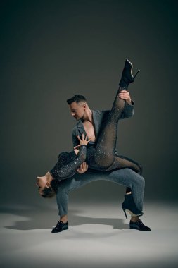 Tutku ve romantizm. Koyu yeşil arka planda performans sergileyen, klasik dans eden, şık ve zarif genç bayan. Dans, performans, duygu ve eğlence kavramı