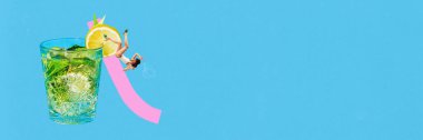 Mavi arka planda canlandırıcı mojito kokteylinden kayan zarif bir kadın. Çağdaş sanat kolajı. Yaz konsepti, kokteyl, tatil, yaratıcılık. Pankart. Reklam için polis alanı
