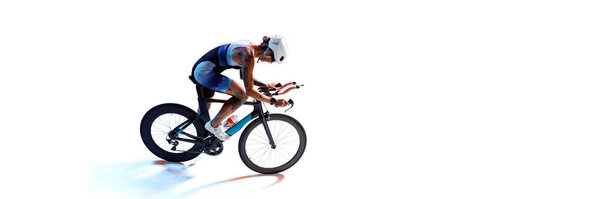 Растущая скорость. Женщина в спортивной одежде на современном велосипеде изолирована на белом фоне с неоновым светом. Концепция спорта, соревнования, турнир, выносливость, энергия. Изометрический вид