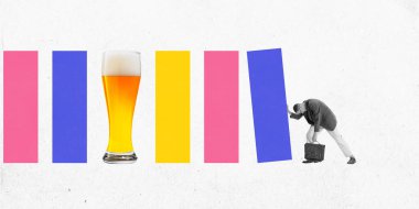 Hedef. Çalışanlar yorgun pozlarla renkli engelleri zorluyor, uzun zamandır beklenen başarı ve ödüle doğru ilerliyorlar. Çağdaş sanat kolajı. İş, ofis, başarı, meydan okuma kavramı