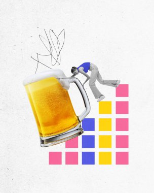 Verimlilik ve rahatlama. Kadın, motive olmuş işçi köpüklü biraya doğru renkli engeller koyuyor. Çağdaş sanat kolajı. İş-yaşam dengesi. İş, ofis, başarı kavramı,