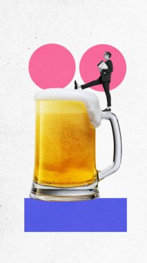 Konsantre ve motive olmuş bir adam, resmi görevli dev köpüklü içeceğe basıyor, bira kupasına basıyor. Yenilik, ilerleme. Çağdaş sanat kolajı. İş, ofis, başarı kavramı