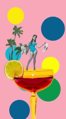 Mayo giymiş güzel bir genç kadın. Renkli ve soyut arka planda, klasik saç stiliyle kokteylin üzerinde duruyor. Hareket etmeyi, animasyonu durdurun. Yaz, tatil, rahatlama konsepti. Retro biçimi.