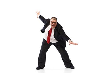 Kubbe işi. İşteki ilerlemeyi kutluyoruz. Siyah takım elbiseli ve gözlüklü şişman işadamı, dans ediyor, beyaz arka planda pozitif enerji gösteriyor. İş anlayışı, eğlence, başarı.